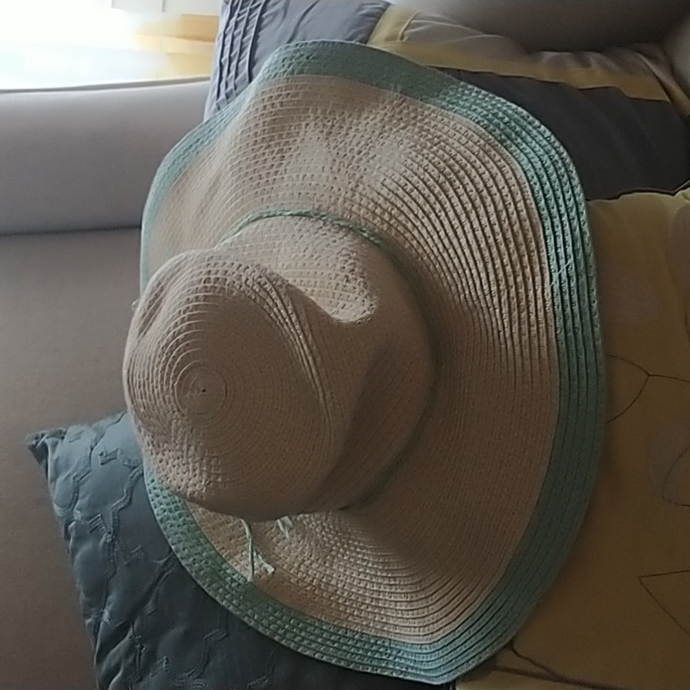 Beige beach hat with baby blue rim/ribbon